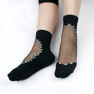 Chaussettes transparentes noires avec petites fleurs blanches