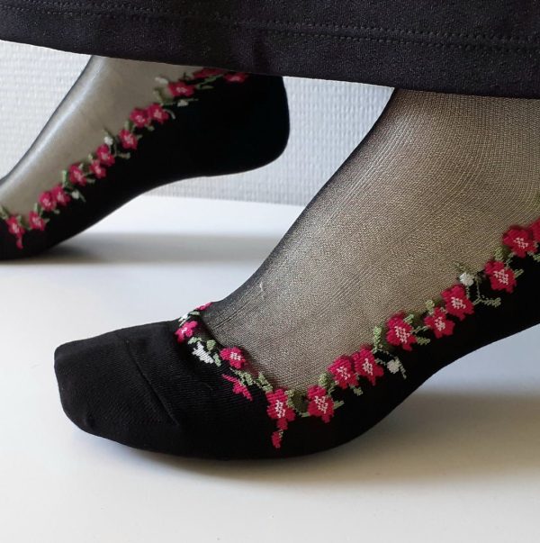 Chaussettes transparentes noires avec petites fleurs rose