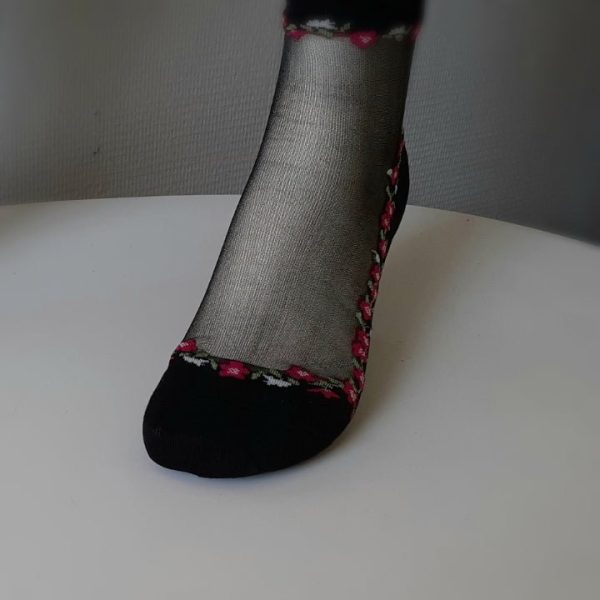 Chaussettes transparentes noires avec petites fleurs rose